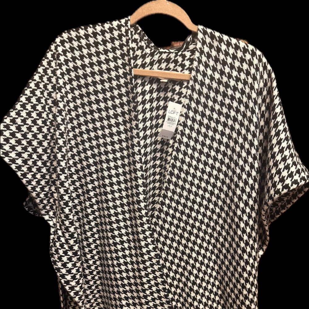 Black and White Houndstooth Wrap